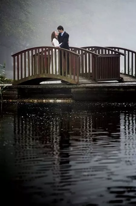 Urokliwa Para Młoda na romantycznym drewnianym mostku