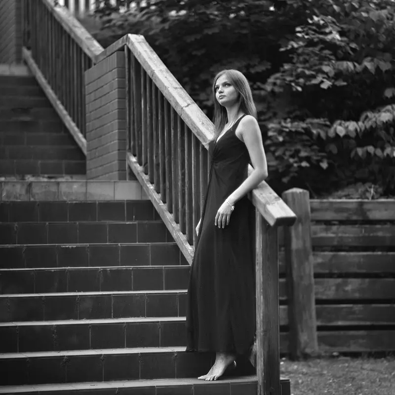 Piękna kobieta na drewnianych schodach