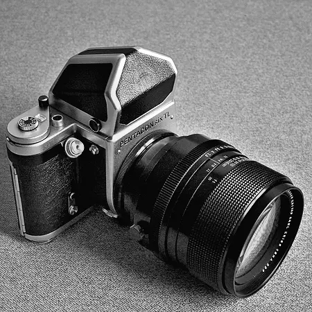 Fotografia ukazująca stary niemiecki aparat analogowy na średni format PENTACON six TL i obiektyw Sonnar 180 f/2,8
