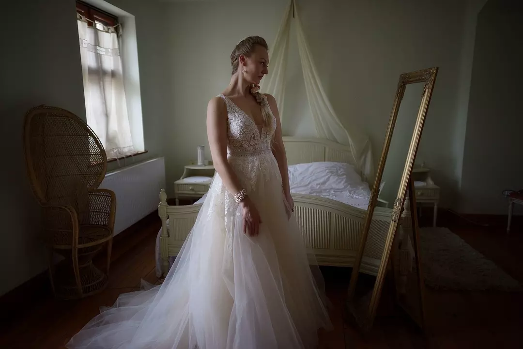Panna Młoda w sukni ślubnej przed stojącym lustrem