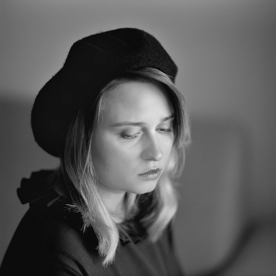 Portret analogowy dziewczyny w czarnym berecie