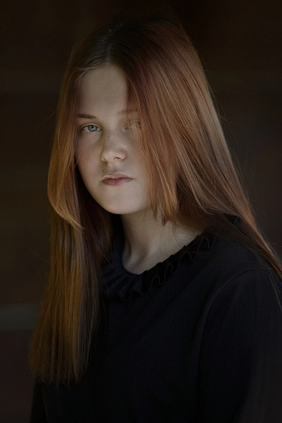Portret nastolatki o rudych włosach