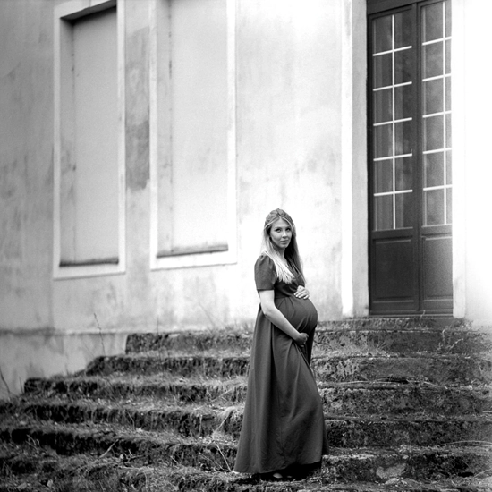 Ciężarna modelka pozująca na schodach pałacu Grąbkowo