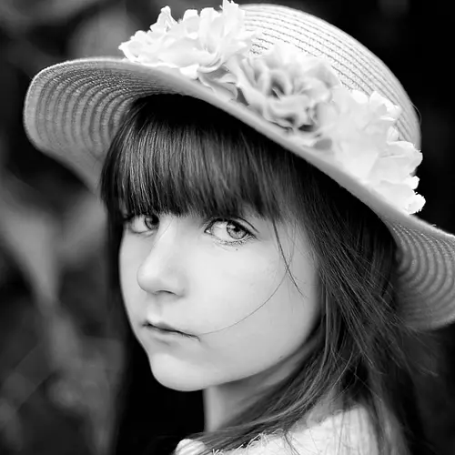 Portret dziewczynki w kapeluszu o niezwykłych przenikliwych oczach