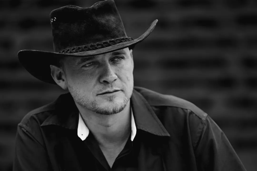 Obraz fotograficzny mężczyzny w kapeluszu kowbojskim