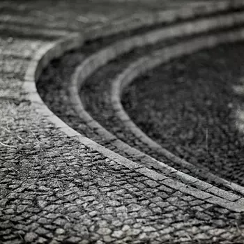 Fotografia ukazująca piękno kamiennego placu w Białym Borze
