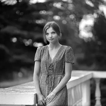 Portret modelki w zwiewnej sukience w drobne groszki