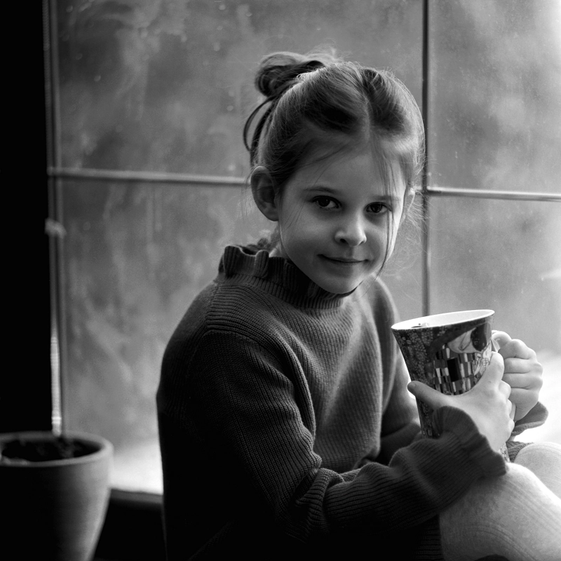 Portret dziewczynki z kubkiem herbaty