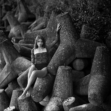 dziewczyna na betonowych gwiazdo blokach w Ustroniu Morskim