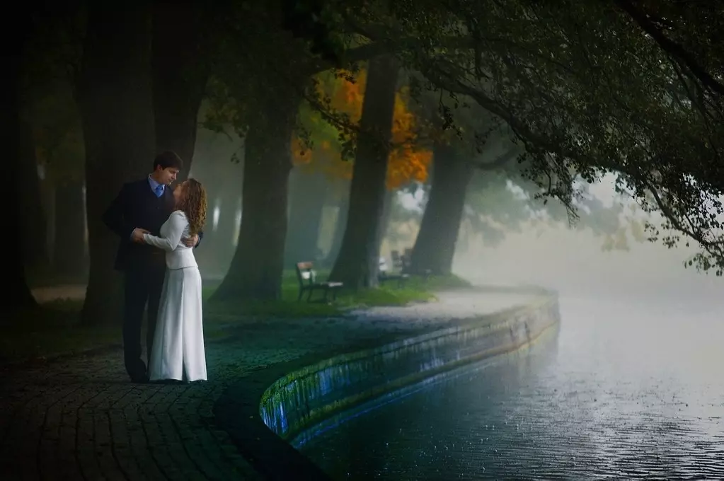 Para ślubna pozująca na skraju jeziora podczas pleneru