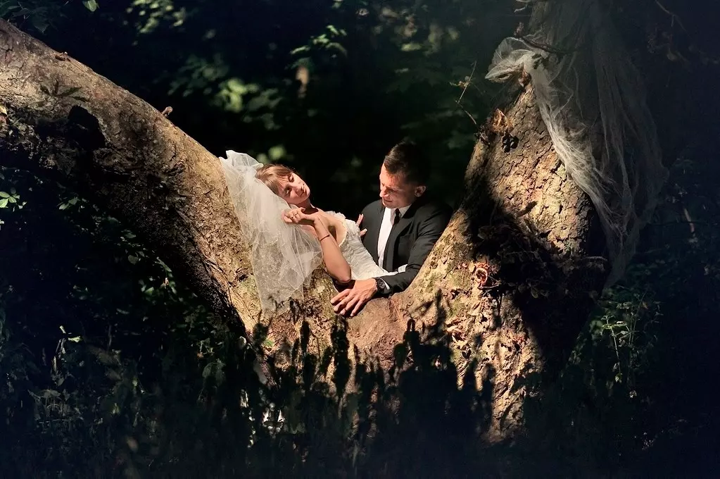 Ślubna Para pozująca pośród drzew kasztanowca